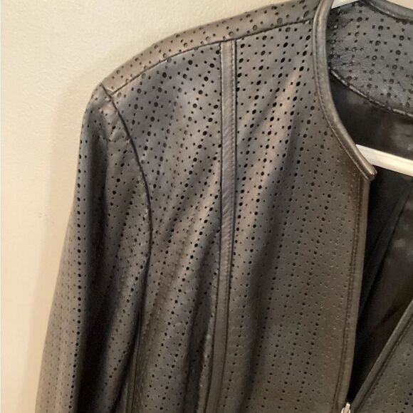 VALERIE STEVENS SIZE LARGE BLACK PERFORATED LEATHER ZIP COLLARLESS JACKET - Picture 4 of 8